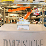 Robô Industrial no Varejo: DMZ Store Inova com Autoatendimento Robótico